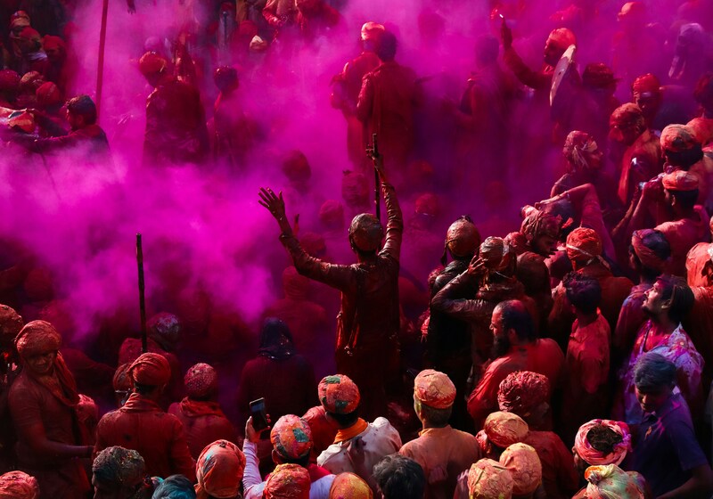 playing-holi people celebrate holi in bihar